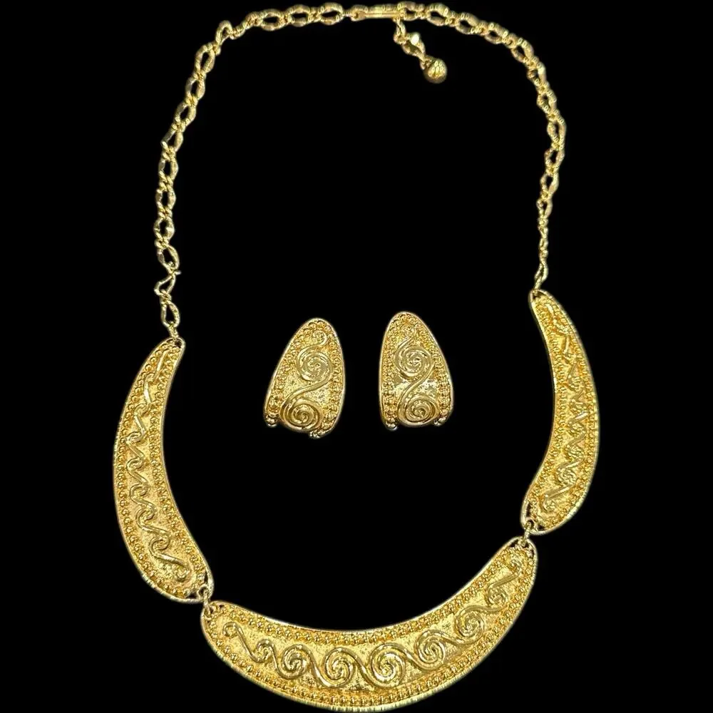 Vintage Avon Gold Tone Costume Jewelry Chunky Heavy Metal Necklace Earring Set